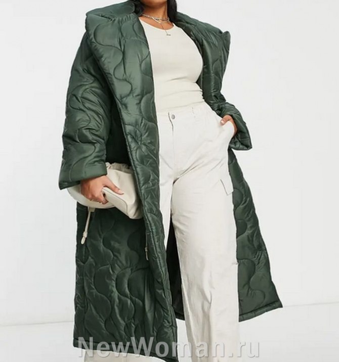 фото зеленого стеганого женского пуховика в ансамбле с одеждой и сумкой белого цвета