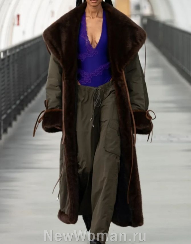 коричневое зимнее нейлоновое женское пальто мидакси с огромным воротником-капюшоном и меховой отделкой темно-коричневого цвета