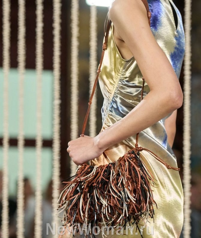  женская сумка кросс-боди с тонким ремешком на плече и декором из разноцветных перьев
