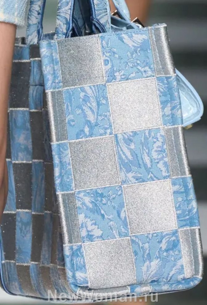  женская сумка шоппер сшитая в технике пэчворк из квадратов серой и бело-голубой ткани, расположенных в шахматном порядке