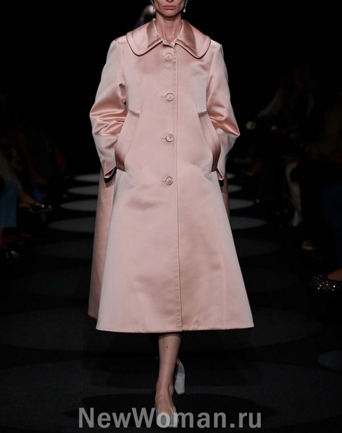  модное весеннее пальто 2025 года пыльно-розового цвета из атласа