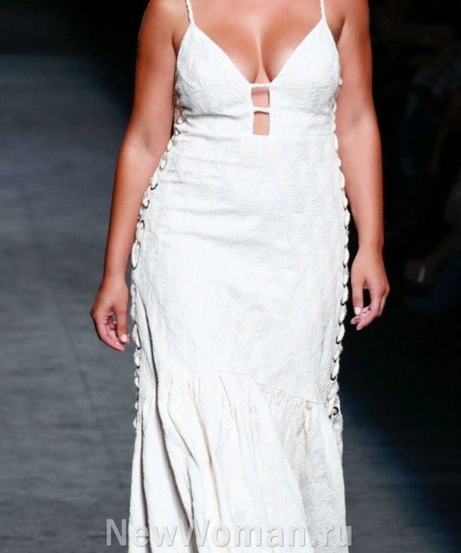 летняя мода 2025 для пышек - белое платье на бретелях