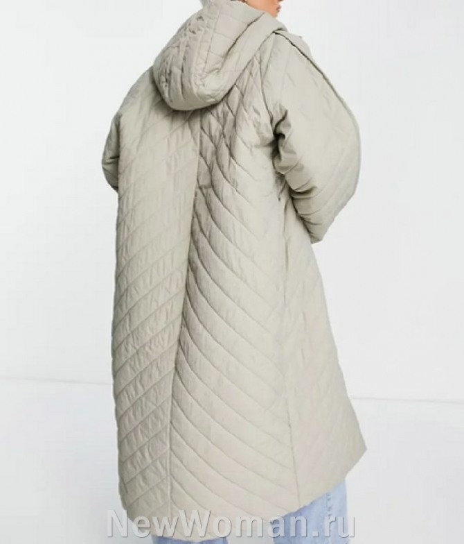 светло-серый женский пуховик оверсайз стеганый по типу шеврона - с капюшоном
