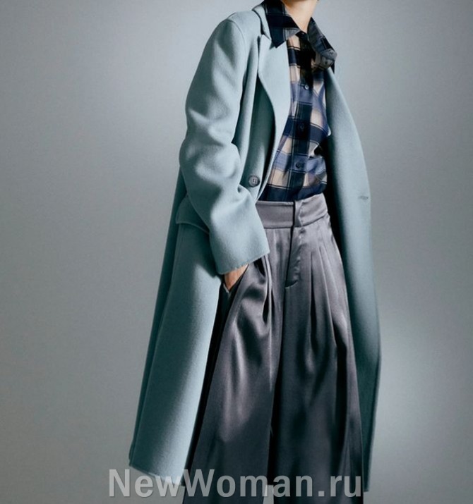 модное женское свободное пальто миди сезона весна 2025 классического покроя и пыльно-голубого цвета