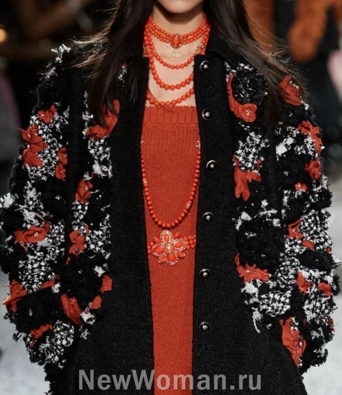  черное вязаное женское пальто с цветочными аппликациями красного и белого цвета