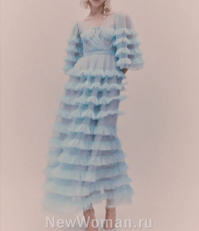 вечернее летнее платье 2025 года в романтическом стиле из пыльно-голубого фатина в белый горох, прозрачное платье с многоярусными оборками на рукавах и полотне юбки