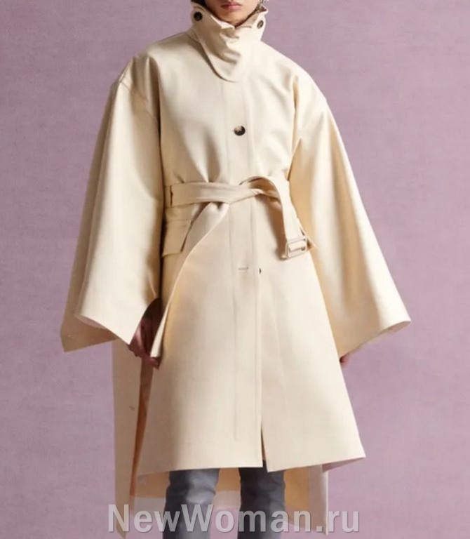  женское пальто с широкими рукавами