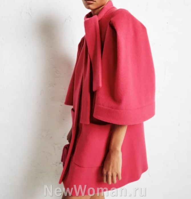женское демисезонное пальто красного цвета с пышными расклешенными укороченными рукавами