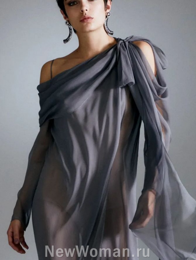  вечернее свободное полупрозрачное платье из органзы серого цвета, платье с драпировкой и бантом на плече
