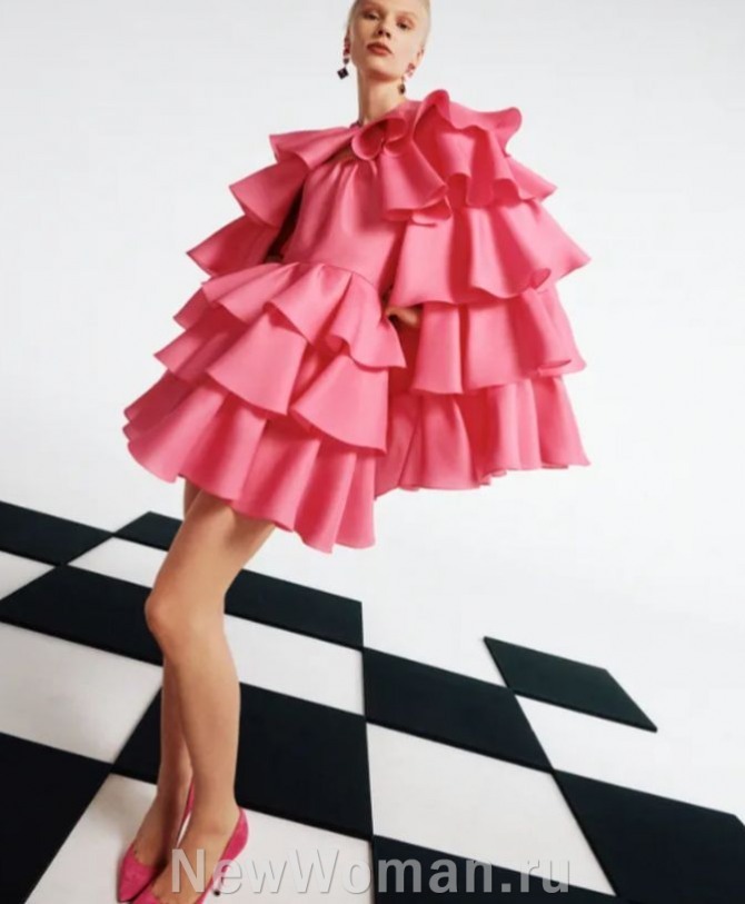 вырускное платье 2025 года розового цвета с пышной юбкой из воланов