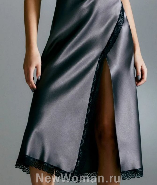  атласное серое платье-комбинация с отделкой из черного кружева
