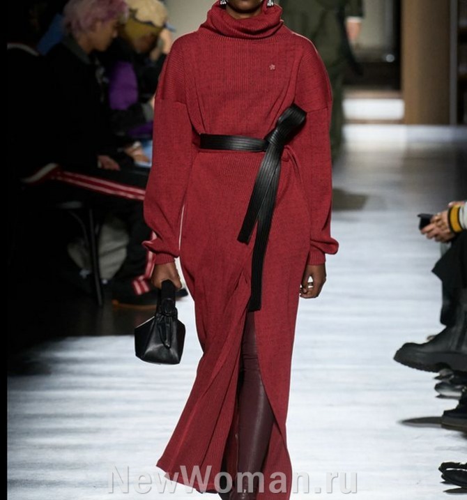 трикотажное платье с воротником хомут, длинное зимнее платье красного цвета из рубчатого трикотажа с черным кожаным поясом на талии