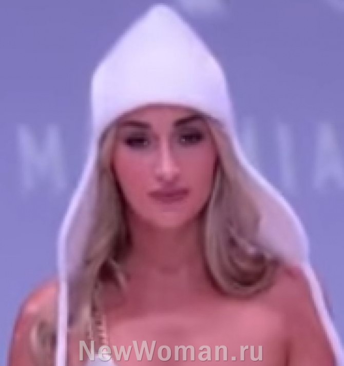  Зимняя женская шапка-шлем белого цвета с ушами и завязками из плотной шерстяной ткани