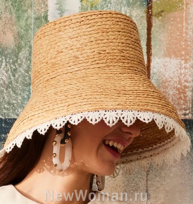 женская летняя шляпа-абажур с кружевной тесьмой по краю полей шляпы