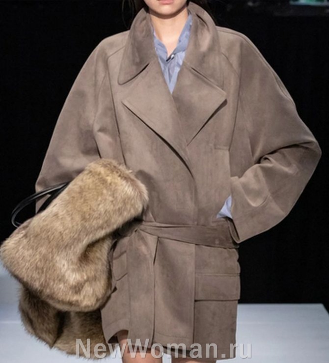 женское пальто из велюра цвета капучино с объемным верхом и рукавами реглан