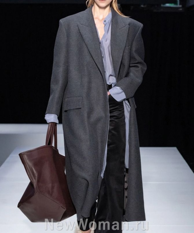 уличный стиль 2024 года, женское серое пальто в мужском стиле - с чем носить и сочетать