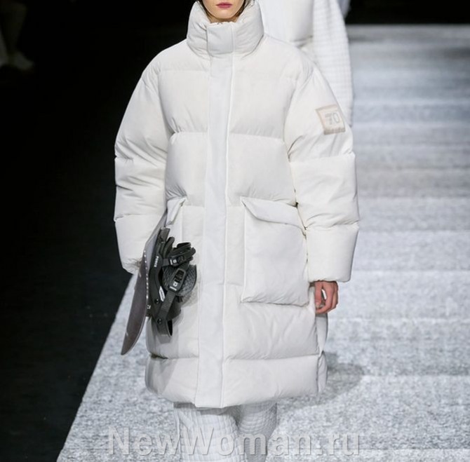 белый женский пуховик длиной под колено с высоким стоячим воротником - Emporio Armani, Menswear Fall/Winter 2024-2025, Milan