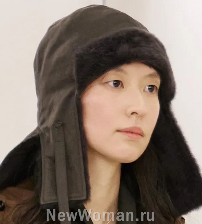 зимний женский шлем коричневого цвета из брезента на меху