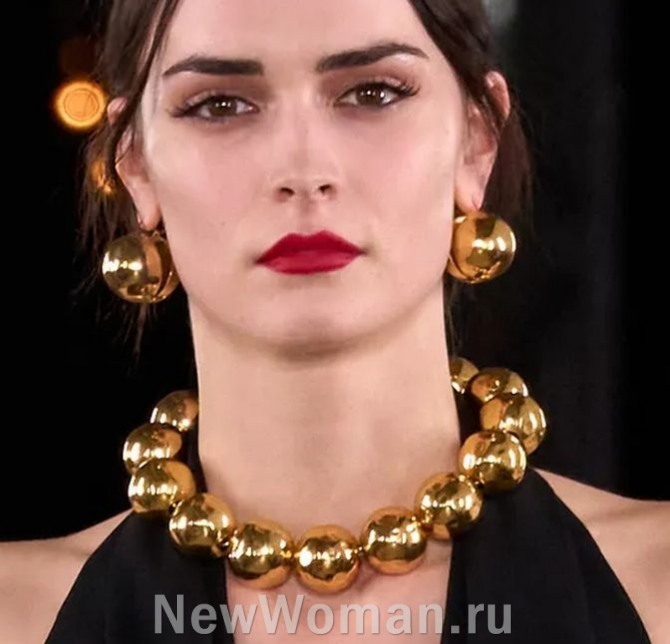 вечернее украшение в черному платью 2025 года - серьги и ожерелье из шаров золотого цвета