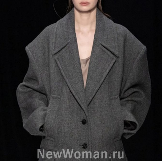 женское пальто с заниженной линией плеч, пальто с резными вертикальными карманами с листочкой