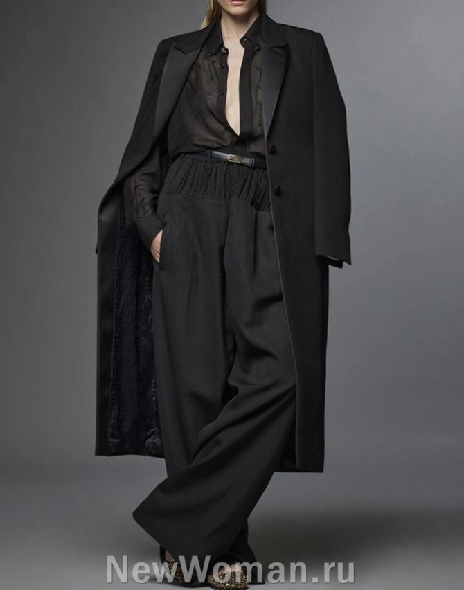 стильный женский демисезонный образ в стиле тотал-блэк с классическим пальто