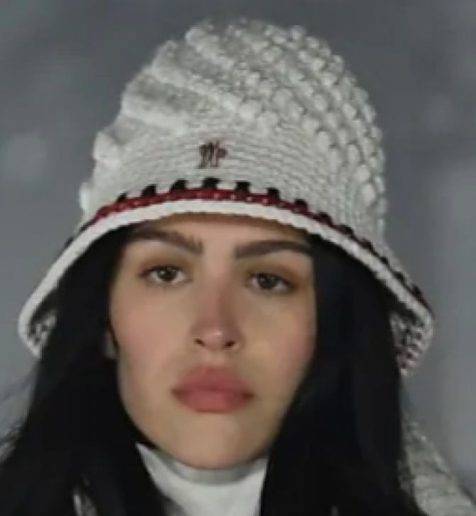 зимняя белая вязаная женская панама с орнаментом на полях и рядами маленьких помпончиков на тулье шляпы