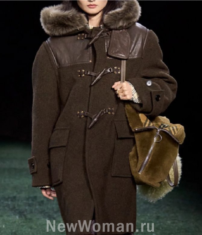коричневое женское пальто дафлкот с меховым капюшоном и застежкой на ремешки и "моржовый клык"