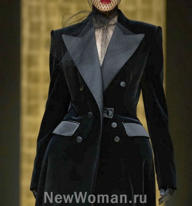  модель женского черного бархатного пальто-смокинга с атласной отделкой - тренды от бренда DOLCE & GABBANA, FALL 2024 READY-TO-WEAR, Милан