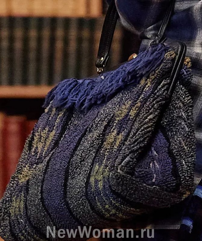 зимняя ковровая мягкая женская сумка с бахромой из махровой ткани с короткой ручкой и застежкой на рамный замок фермуар