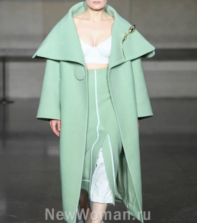 женское пальто пастельно-зеленого цвета с воротником-пелериной