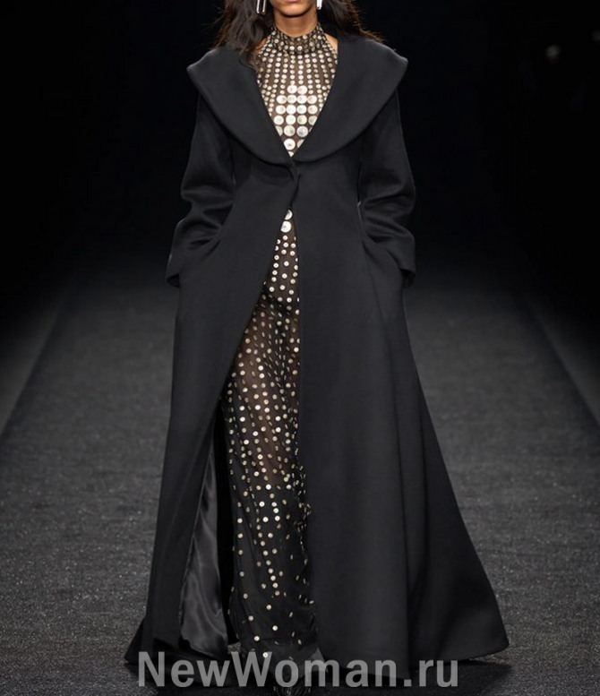черное шерстяное длинное расклешенное пальто с застежкой на одну пуговицу, с узкой талией и шалевым воротником - тренды женской пальтовой моды 2025 года