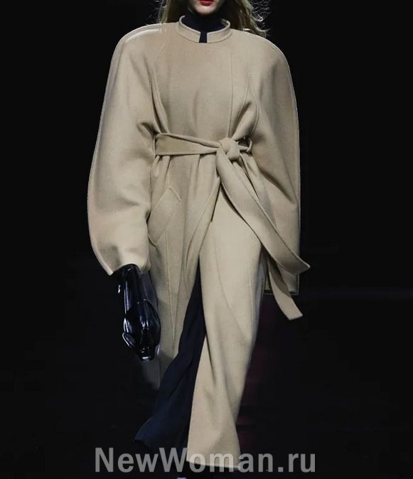 женское длинное светлое пальто макси с широкими покатыми плечами, с поясом и рукавами реглан