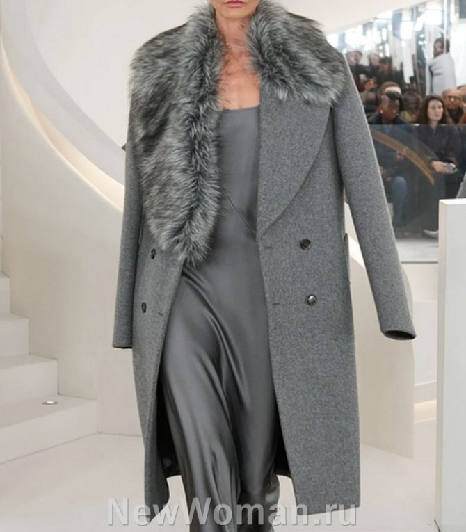 зимнее женское пальто из шерсти серого цвета с большим меховым воротником асимметричного кроя