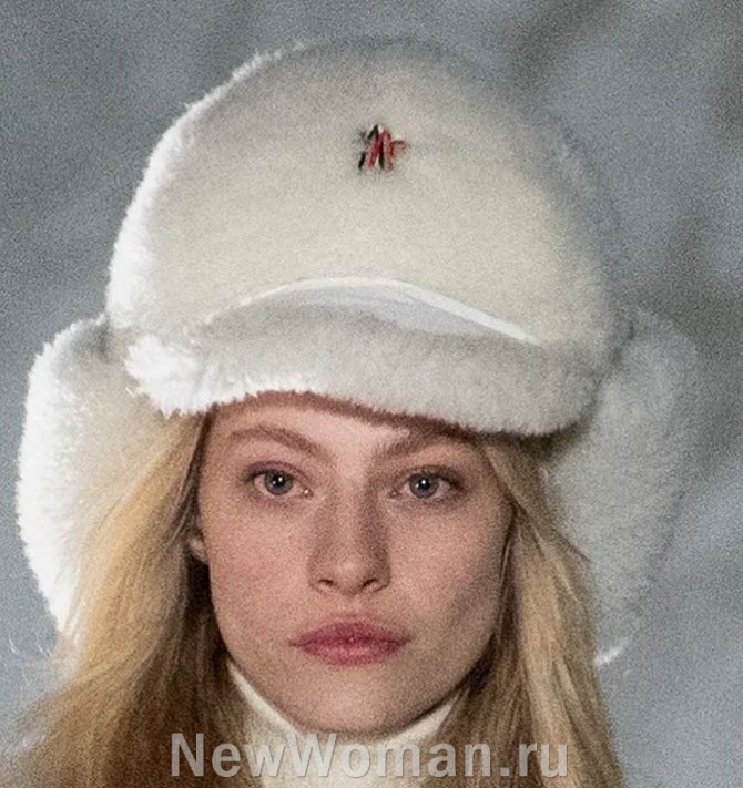 зимняя женская шапка из плюша с козырьком и ушами
