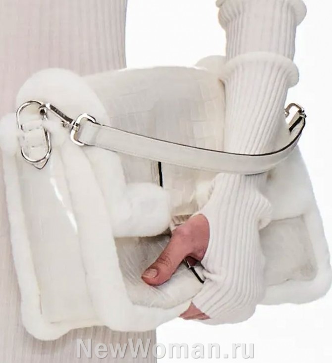 белая зимняя женская сумка с белой меховой отделкой и одной ручкой