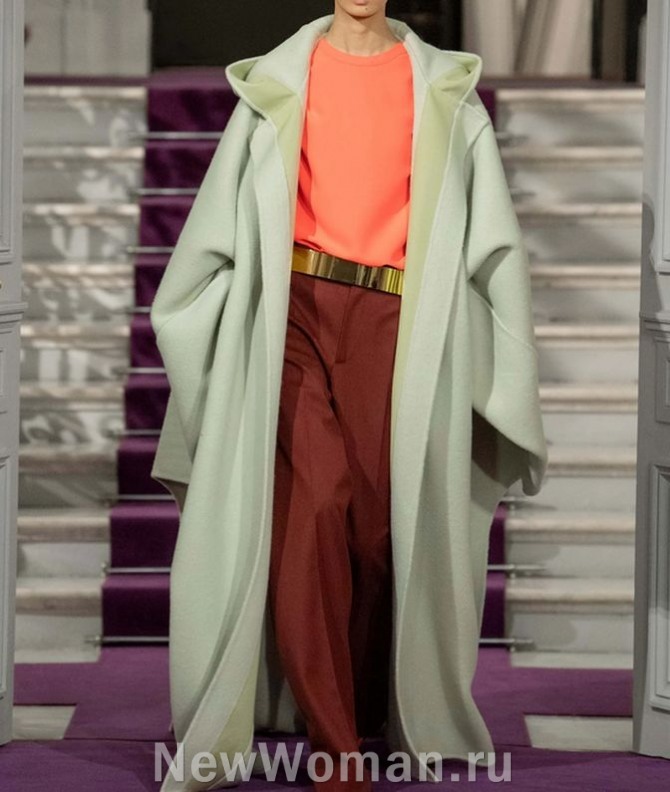 женское макси пальто-халат мятного цвета гипероверсайз с капюшоном