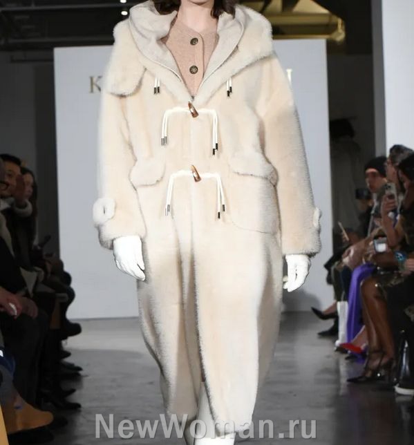 светлое плюшевое зимнее пальто дафлкот с капюшоном и застежкой "моржовый клык"