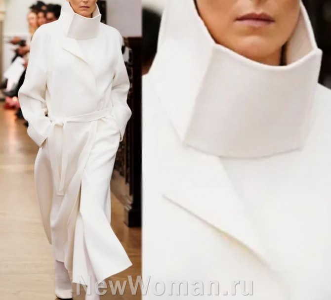 демисезонное женское длинное белое пальто-халат с накладным высоким стоячим воротником