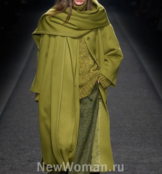 длинное женское пальто болотного цвета с большим длинным палантином, обвернутым вокруг шеи - тренд 2025 года