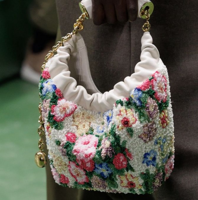 вышитая бисером сумка сквиз с цветочным рисунком и широкой кулиской - модель от модного дома Loewe, FALL 2024 READY-TO-WEAR, Париж