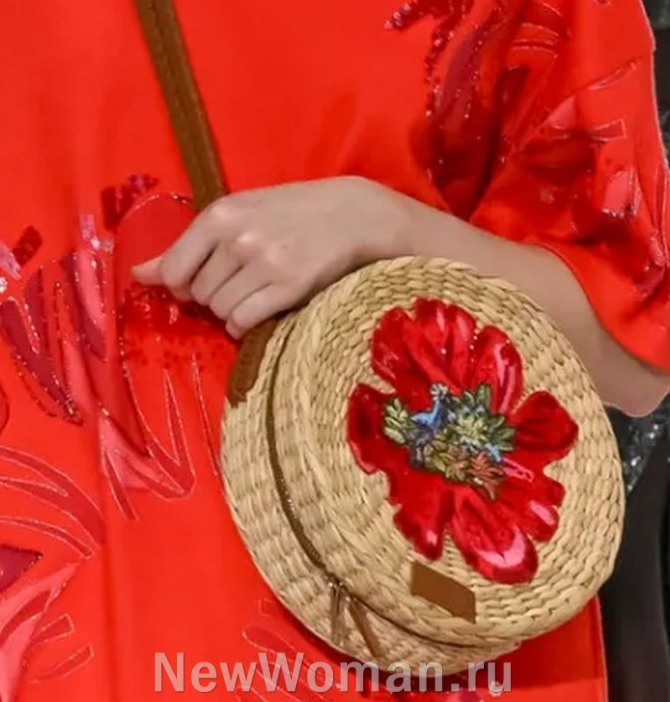 красивая летняя плетеная сумка-коробка круглой формы на длинном плечевом ремне