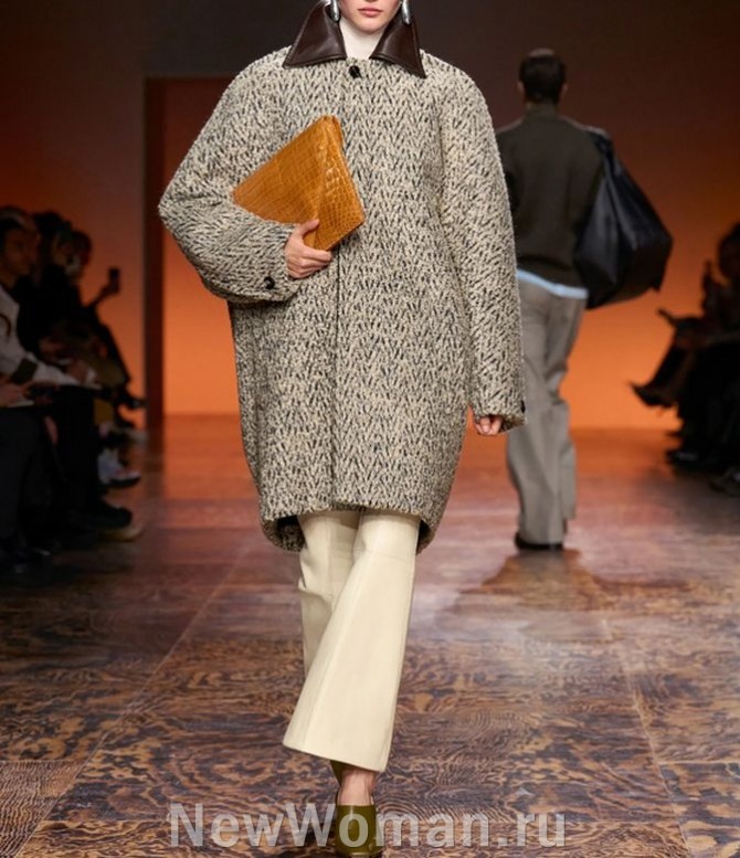 женское серое пальто-кокон из буклированной шерсти от бренад Bottega Veneta, FALL 2024 READY-TO-WEAR, Милан
