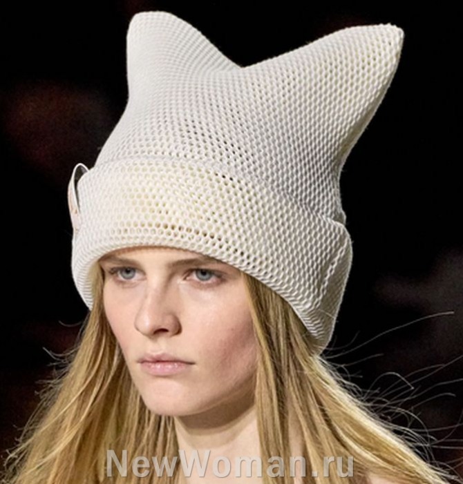 женская вязаная сотами шапка с подворотом и большими торчащими "ушами" от бренда Louis Vuitton, FALL 2024 READY-TO-WEAR, Париж