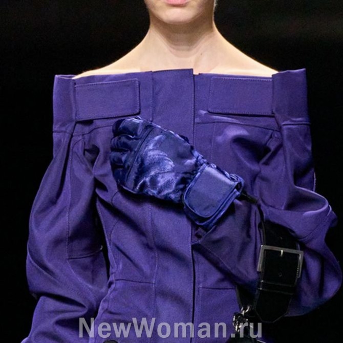 фиолетовое платье со срезанными плечами и липучками от бренда Prada, FALL 2024 READY-TO-WEAR, Милан