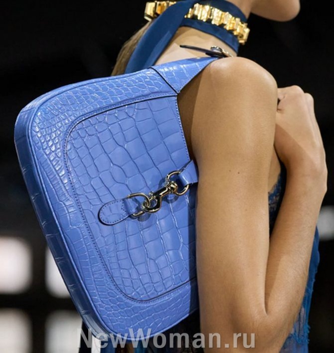 голубая кожаная сумка с тиснением от бренда Gucci, FALL 2024 READY-TO-WEAR, Милан