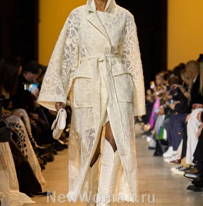 ажурное легкое кремовое женское пальто с широкими рукавами и поясом