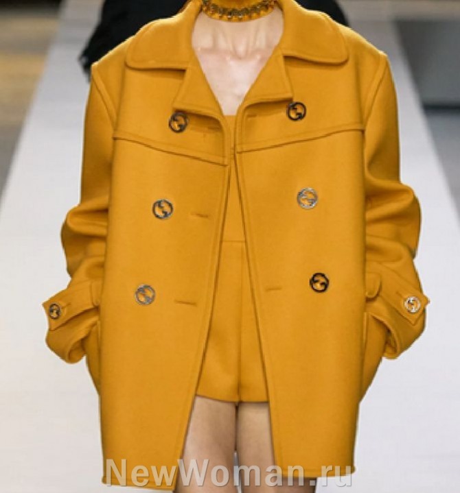 женское короткое весеннее пальто рыжего цвета прямого свободного покроя от бренда Gucci, FALL 2024 READY-TO-WEAR, Милан