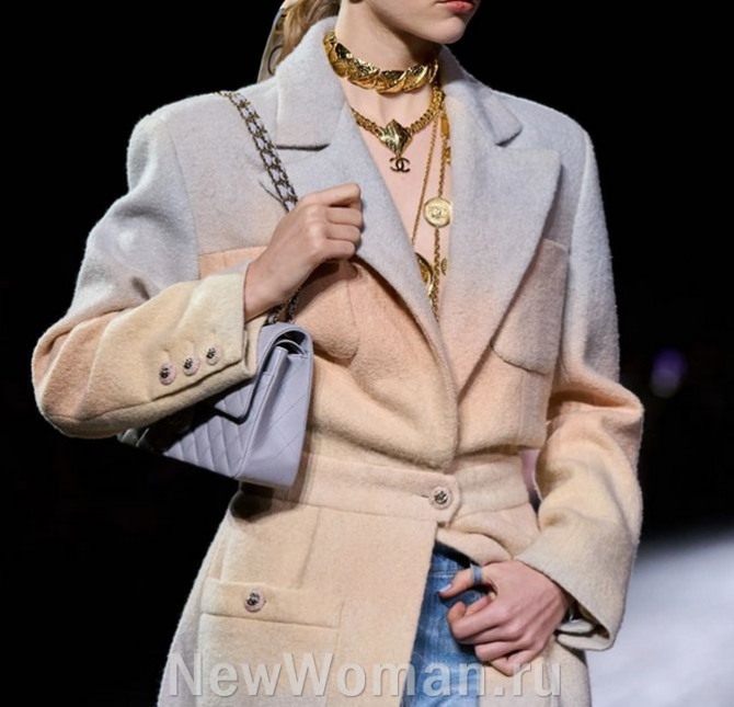 тренды в моде на женское пальто 2024 года - пальто с градиентом от Chanel, FALL 2024 READY-TO-WEAR, Париж