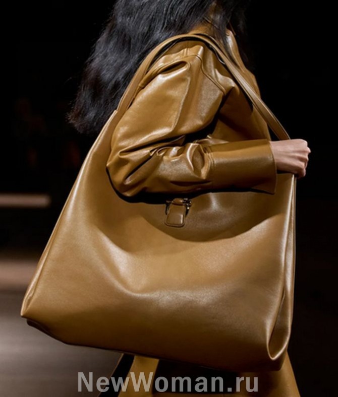 мягкая сумка оверсайз из светло-коричневой кожи, кожаная сумка-шопер, мягкая женская сумка-мешок из экокожи - Ferragamo, FALL 2024 READY-TO-WEAR, Милан