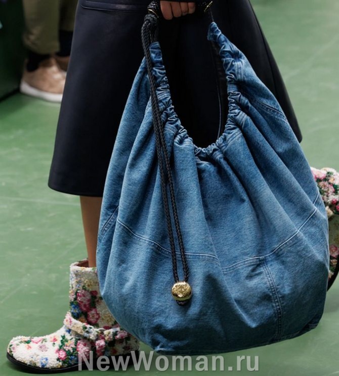 с чем носить и сочетать голубую джинсовую женскую сумку-мешок большого размера - идея от бренда Loewe, FALL 2024 READY-TO-WEAR, Париж